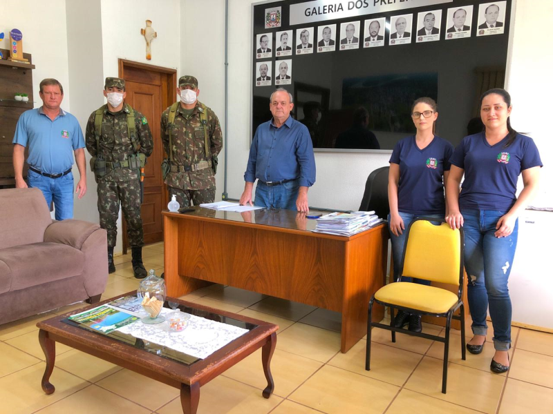 PREFEITO RECEBE VISITA DE SARGENTOS DO EXÉRCITO